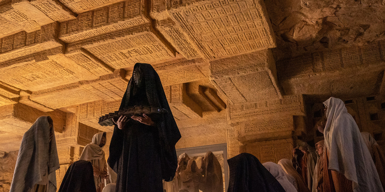 Wnętrza na Arrakis - siedziba Fremenów. Warner Bros