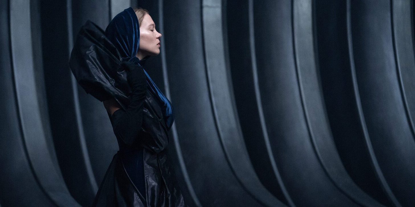 Zdehumanizowane surowe wnętrza Giedi Prime. Warner Bros